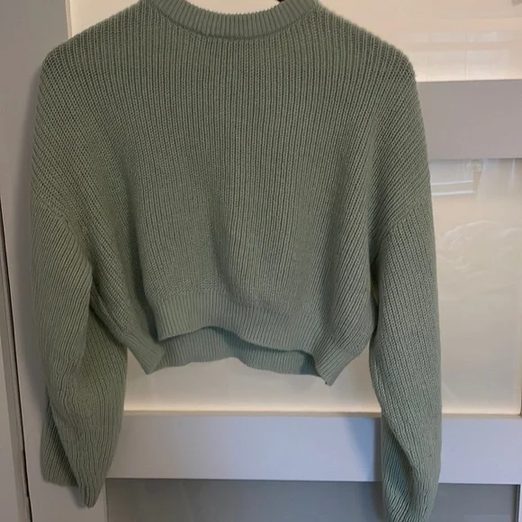 H&M Pastel green cropped sweater. - Picture 1 of 2